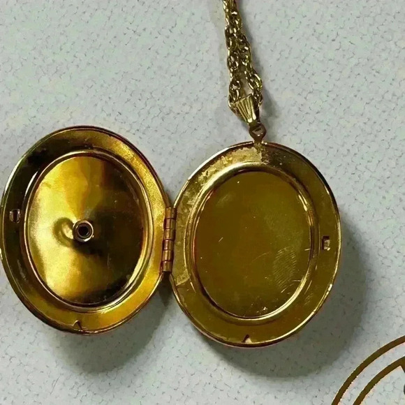 Vintage feminine gold tone oval locket with image of lovers 24” - Picture 6 of 7